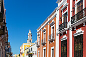 Reihe von farbenfrohen spanischen Kolonialgebäuden, Stadtzentrum von Campeche, Bundesstaat Campeche, Mexiko, Blick auf die Kathedrale