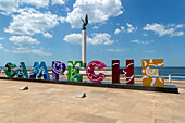 Bunte Buchstaben buchstabieren den Namen der Stadt Campeche, Bundesstaat Campeche, Mexiko an der Strandpromenade Malecon