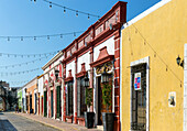 Reihe farbenfroher Gebäude aus der spanischen Kolonialzeit, Stadtzentrum von Campeche, Bundesstaat Campeche, Mexiko