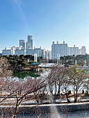 See vor dem Nationalmuseum, Pagoden-Pavillion und urbane Hochhauskulisse bei Wintersonne, Seoul, Südkorea, Asien