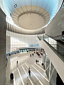 sonnendurchflutetes Foyer des Nationalmuseums mit flanierenden Besuchern, Seoul, Südkorea, Asien