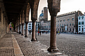 Platz Piazza Sordello mit Palast Palazzo Ducale mit Arkaden, Stadt Mantua, Provinz Mantua, Lombardei, Italien, Europa