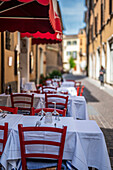 Restauranttische in der Gasse, Stadt Mantua, Provinz Mantua, Lombardei, Italien, Europa