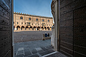 Blick zum Herzogspalast, Palazzo Ducale am Abend, Piazza Sordello, Stadt Mantua,  Provinz Mantua, Lombardei, Italien, Europa