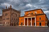 Teatro Comunale und Palazzo dei Pio, Piazza dei Martiri, Carpi, Provinz Modena, Region Emilia-Romagna, Italien, Europa