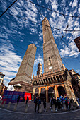  Garisenda and Asinelli towers, Bologna, Italian university city, Emilia-Romagna region, Italy, Europe 