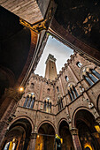 Turm Torre Del Mangia und Innenhof im Rathaus Palazzo Pubblico, Piazza Del Campo, Siena, Region Toskana, Italien, Europa