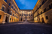 Palazzo Salimbeni und Denkmal Bandini am Abend, Piazza Salimbeni, Siena, Region Toskana, Italien, Europa