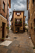  View through alley, Pienza, Tuscany region, Italy, Europe 