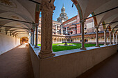 Blick vom Kleinen Kreuzgang zur Basilika Santa Maria delle Grazie, Kloster Certosa di Pavia, Pavia, Provinz Pavia, Lombardei, Italien, Europa