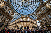 Menschen unter der Glaskuppel in der Einkaufsmeile Galleria Vittorio Emanuele II, Mailand, Lombardei, Italien, Europa