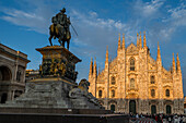 Piazza del Duomo mit dem Dom und dem Reiterbild Viktor Emanuel II. bei Sonnenuntergang, Mailand, Lombardei, Italien, Europa
