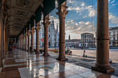 Blick aus Arkadengang zum Piazza del Duomo mit dem Dom, Mailand, Lombardei, Italien, Europa