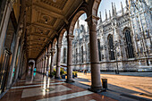 Arkaden am Platz Piazza del Duomo mit Blick zum Dom, Mailand, Lombardei, Italien, Europa