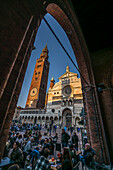 Blick zum Dom von Cremona, Piazza Duomo, Cremona, Provinz Cremona, Lombardei, Italien, Europa
