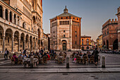 Strassencafe am Platz mit Dom von Cremona, Piazza Duomo Cremona, Cremona, Provinz Cremona, Lombardei, Italien, Europa