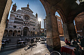 Cafe mit Stühlen auf dem Platz mit Dom Duomo von Cremona, Piazza Duomo, Cremona, Provinz Cremona, Lombardei, Italien, Europa