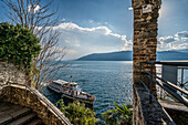 Ausblick vom Kloster Santa Caterina del Sasso auf den See, Provinz Varese, Lago Maggiore, Lombardei, Italien, Europa