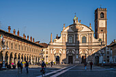 Kathedrale Cattedrale di Sant’ Ambrogio und Herzogspalast Palazzo Ducale, am Piazza Ducale bei Sonnenuntergang, Vigevano, Provinz Pavia, Lombardei, Italien, Europa