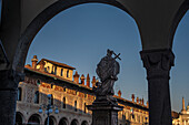 Blick auf Denkmal Hl. Nepomuk und Herzogspalast Palazzo Ducale, am Piazza Ducale bei Sonnenuntergang, Vigevano, Provinz Pavia, Lombardei, Italien, Europa