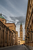 Blick auf Kirchturm San Giovanni Evangelista und Dom, Parma, Provinz Parma, Emilia-Romagna, Italien, Europa