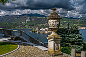 Aussichtspunkt über dem Ort Orta San Giulio zur Insel Isola San Giulio, Lago d’Orta, Provinz Novara, Region Piemont, Italien, Europa