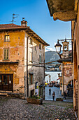 Alte Häuser und Blick zum Hafen, Piazza Motta, Orta San Giulio, Ortasee Lago d’Orta, Region Piemont, Italien, Europa