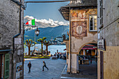 Hafen und Ristorante Venus an der Piazza Motta, Orta San Giulio, Ortasee Lago d’Orta, Region Piemont, Italien, Europa