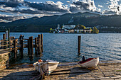 Boot beim Hotel Leon d'Oro und Blick zur Insel Isola San Giulio, Piazza Motta, Orta San Giulio, Ortasee Lago d’Orta, Region Piemont, Italien, Europa