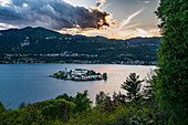 Blick auf Insel Isola San Giulio vom Wallfahrtsort Sacro Monte d’Orta am Abend, Ortasee Lago d’Orta, Region Piemont, Italien, Europa