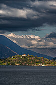 Blick von der Fähre auf Verbania und zu Schweizer Bergen, Provinz Varese, Lago Maggiore, Lombardei, Italien, Europa