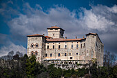 Schloss Rocca di Angera in Angera, Provinz Varese, Lago Maggiore, Lombardei, Italien, Europa