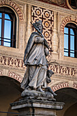 Platz Piazza Ducale mit Denkmal Statue San Giovanni Nepomuceno, Vigevano, Provinz Pavia, Lombardei, Italien, Europa
