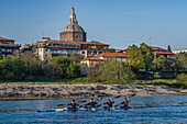Ruderer auf dem Fluss Ticino, Stadt Pavia, Provinz Pavia, Lombardei, Italien, Europa