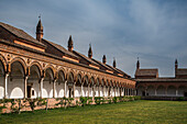 Kleiner Kreuzgang im Innenhof mit Klostergarten, Kloster Certosa di Pavia, Pavia, Provinz Pavia, Lombardei, Italien, Europa
