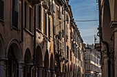 Enge Gasse und Häuserzeile in der Altstadt beim Platz Piazza delle Erbe, Stadt Mantua, Provinz Mantua, Lombardei, Italien, Europa