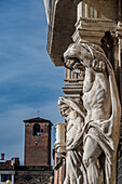 Statuen am Eingang vom Bischofspalast Curia Bishop di Mantova, Platz Piazza Sordello, Stadt Mantua, Provinz Mantua, Lombardei, Italien, Europa