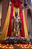 Heiligenfigur und Kerzen, in der Basilika San Petronio, Hauptkirche von Bologna, Region Emilia-Romagna, Italien, Europa
