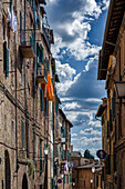 Typische Häuserzeile in der Altstadt, Wäsche trocknet am Fenster, Siena, Region Toskana, Italien, Europa
