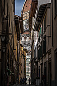  View through alley to Florence Cathedral, Chiesa di San Carlo dei Lombardi, Florence (Italian: Firenze, Tuscany region, Italy, Europe 