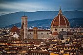 Panoramablick  vom Platz Piazzale Michelangelo auf Altstadt und Kathedrale Chiesa di San Carlo dei Lombardi, Florenz, Region Toskana, Italien, Europa