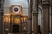Heiligenfiguren und Uhr in der Kathedrale Chiesa di San Carlo dei Lombardi, Florenz, Region Toskana, Italien, Europa