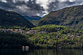 Blick auf Brolo vor Gebirge, Westufer Ortasee Lago d’Orta, Provinz Novara, Region Piemont, Italien