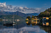 Blick auf den See morgens von dem Strand Lido di Gozzano am Südende, Ortasee Lago d’Orta, Provinz Novara, Region Piemont, Italien