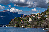 Blick auf Häuser und Kirche am Hang, Pino sulla Sponda, Ortsteil von Maccagno, Provinz Varese, Lago Maggiore, Lombardei, Italien