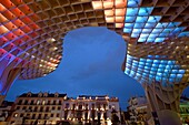 Bunte Beleuchtung an der Holzskulptur Metropol Parasol oder 'las Setas', Plaza de la Encarnación, Sevilla, Andalusien, Spanien