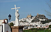 Heiligenfigur und Blick auf Olvera, an der Straße der weißen Dörfer 'Pueblos Blancos', Olvera, Provinz Cádiz, Andalusien, Spanien