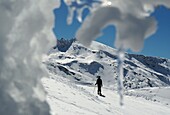Skifahrer im Skigebiet am Pico de Veleta, Sierra Nevada, über Granada, Andalusien, Spanien