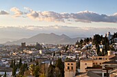 Blick von Osten auf die Altstadt mit der Kathedrale Catedral und die Burg Alhambra bei Sonnenuntergang, Granada, Andalusien, Spanien
