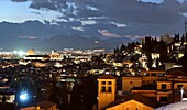 Blick von Osten auf die Altstadt mit der Kathedrale Catedral und die Burg Alhambra bei Nacht, Granada, Andalusien, Spanien